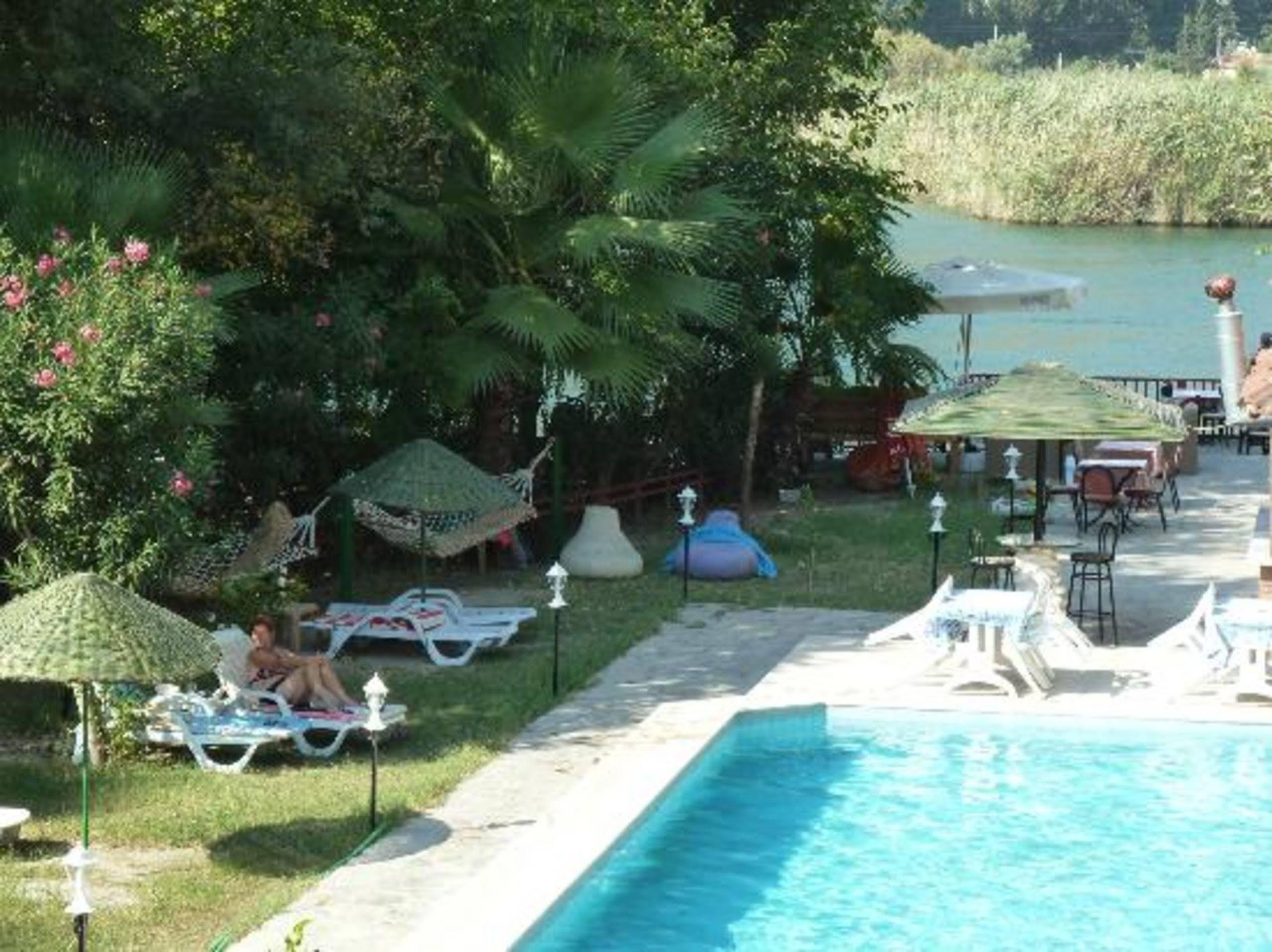 Holiday Hotel 达利安 外观 照片